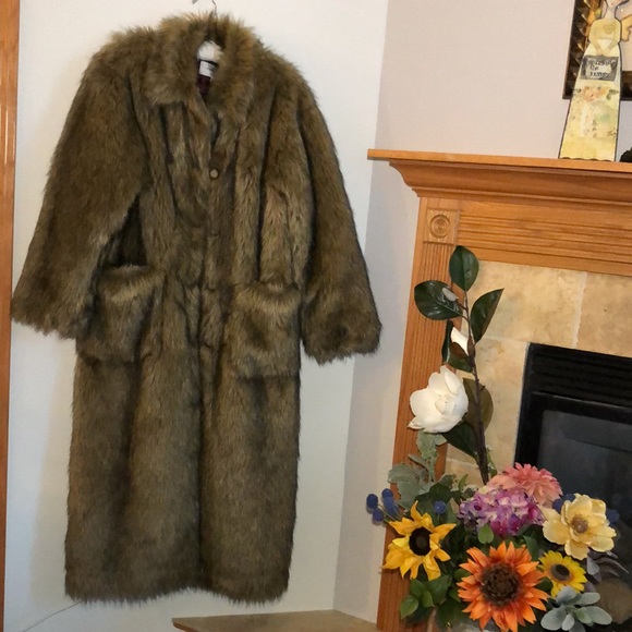 🧥✨ Tasha Polizzi FAUX Fur Long Coat - Picture 1 of 16
